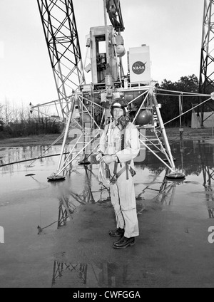 NASA Astronaut Neil Armstrong Training für die historischen Apollo 11-Mission auf der Lunar Landing Research Facility 12. Februar 1969 Hampton, Virginia. Stockfoto