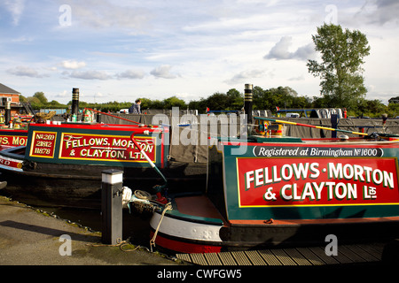 Bunte historische Narrowboats, Alvecote Marina, Coventry-Kanal, in der Nähe von Tamworth, Staffordshire, England, UK, schmale, Boot, Boote, Stockfoto