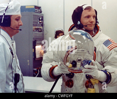 NASA Astronaut Neil Armstrong, Kommandant von Apollo 11 bereitet sich auf seinen Helm don am Starttag 16. Juli 1969 auf dem Kennedy Space Center, Florida. Stockfoto