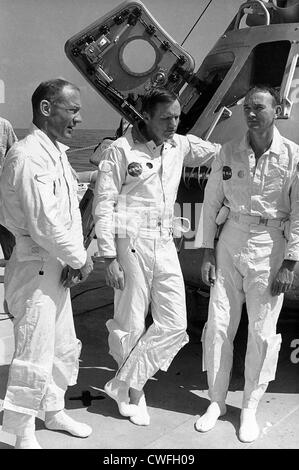 Die erstklassige Besatzung der Apollo 11 Mondlandung Mission entspannt auf dem Deck der NASA Motor Schiff Retriever vor der Teilnahme an Egress Wassertraining im Golf von Mexiko 24. Mai 1969. Von links nach rechts, sind Astronauten Edwin A. Aldrin Jr., Pilot der Mondlandefähre; Neil A. Armstrong, Kommandant; und Michael Collins, Befehl Modul-Pilot. Im Hintergrund ist Apollo Boilerplate 1102, die in der Übung verwendet wurde. Stockfoto
