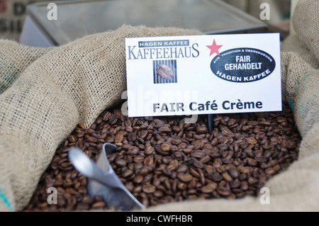 Fair Trade Kaffee Crème brasilianischen Kaffeebohnen in Jute-Tasche – deutsche Kaffeehaus Kaffee Hagen, Heilbronn Süd Deutschland Stockfoto