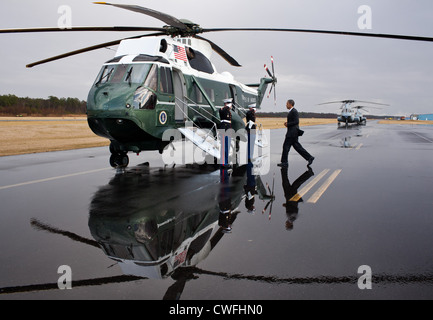 Präsident Barack Obama Platinen für den Abflug Flughafen Cambridge Dorchester in Cambridge, MD., 27. Januar 2012 Marine One. (Offi Stockfoto