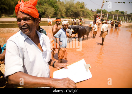 Veranstalter behält den Überblick über die Reihenfolge der Ereignisse bei einem Kambala Rennen in Dakshina Kannada Bezirk von Karnataka, Indien. Stockfoto