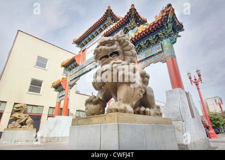 Chinesischen Foo Hunde Wohlstand Statuen in Portland Oregon Chinatown Tor Stockfoto