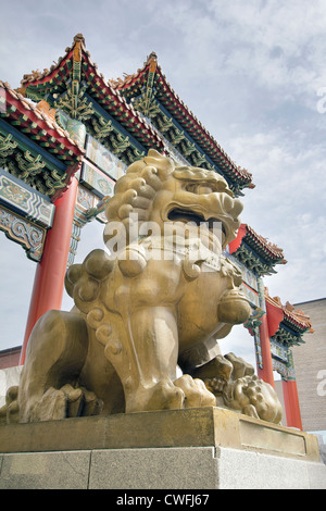 Chinesischen Foo Hündin Wohlstand Löwenstatue am Chinatown Gate in Portland, Oregon Stockfoto