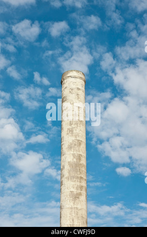 Alte Fabrikschornstein nicht mehr Verschmutzung der Luft mit Rauch gegen einen blauen Sommerhimmel Stockfoto