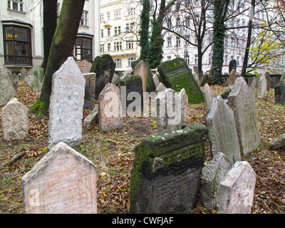 Alten jüdischen Friedhof in Prag, liegt in der Josefstadt (Josefov), das jüdische Viertel in Prag in der Tschechischen Republik. Der Friedhof ist von 1439. Stockfoto