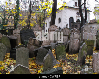 Alten jüdischen Friedhof in Prag, liegt in der Josefstadt (Josefov), das jüdische Viertel in Prag in der Tschechischen Republik. Der Friedhof ist von 1439. Stockfoto