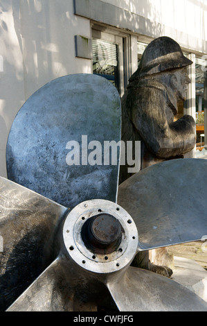 Nahaufnahme eines Schiffes Propeller und Schnitzen von alten Kapitän zur See, Granville Island, Vancouver, Britisch-Kolumbien, Kanada Stockfoto