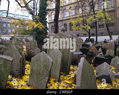 Alten jüdischen Friedhof in Prag, liegt in der Josefstadt (Josefov), das jüdische Viertel in Prag in der Tschechischen Republik. Der Friedhof ist von 1439. Stockfoto