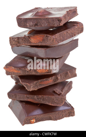 Stücke von Schokolade mit Nüssen in Stapel isoliert auf weißem Hintergrund Stockfoto