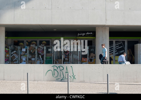 Außerhalb Pingo Doce Supermarkt in Cais Sodré, Lissabon, Portugal Stockfoto