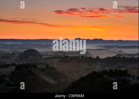 Sonnenaufgang und leichtem Nebel aus der Badlands übersehen, Theodore Roosevelt NP (South Unit), North Dakota, USA Stockfoto