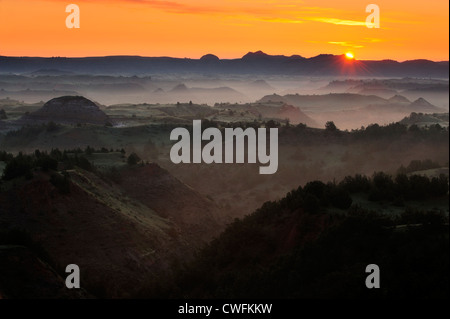 Sonnenaufgang und leichtem Nebel aus der Badlands übersehen, Theodore Roosevelt NP (South Unit), North Dakota, USA Stockfoto