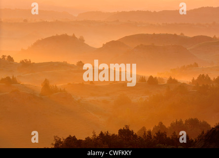 Sonnenaufgang und leichtem Nebel aus der Badlands übersehen, Theodore Roosevelt NP (South Unit), North Dakota, USA Stockfoto