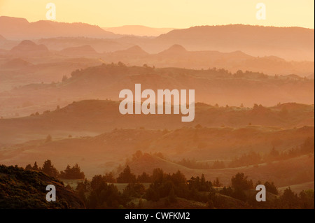 Sonnenaufgang und leichtem Nebel aus der Badlands übersehen, Theodore Roosevelt NP (South Unit), North Dakota, USA Stockfoto