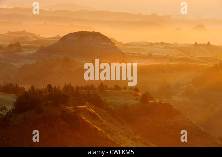 Sonnenaufgang und leichtem Nebel aus der Badlands übersehen, Theodore Roosevelt NP (South Unit), North Dakota, USA Stockfoto