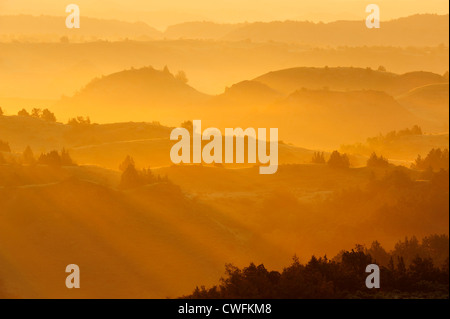 Sonnenaufgang und leichtem Nebel aus der Badlands übersehen, Theodore Roosevelt NP (South Unit), North Dakota, USA Stockfoto