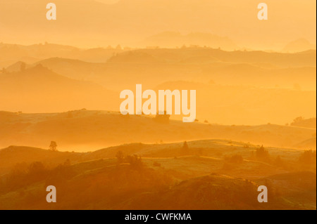 Sonnenaufgang und leichtem Nebel aus der Badlands übersehen, Theodore Roosevelt NP (South Unit), North Dakota, USA Stockfoto