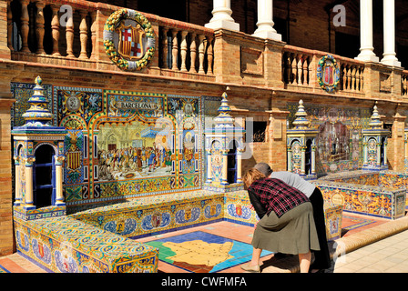 Spanien, Andalusien: Touristen auf der Suche Detail an der Plaza de Espana in Sevilla Stockfoto