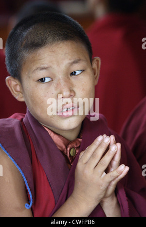 Young-buddhistischer Mönch in einem Kloster zu meditieren Stockfoto