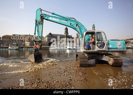 Arbeiten die Stadtentwaesserung bei Niedrigwasser auf der Elbe in Dresden Stockfoto