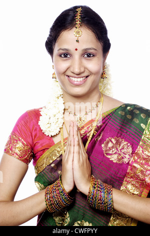 Traditionelle indische Mädchen Hand in Hand im Gebet position Stockfoto