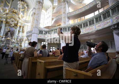 Touristen in der Frauenkirche in Dresden Stockfoto