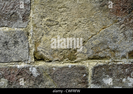 Stein-Gebäudewand / detail von verwittertem Mauerwerk mit Kalkmörtel - West Wiltshire. Visuelle Allegorie für "Barriere". Stockfoto