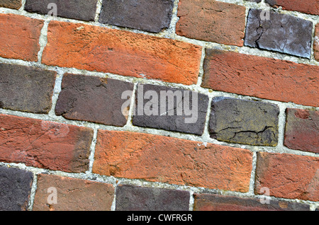 Denial-of-Access, Computersicherheit/Firewall-Konzept. Ländliche alte Ziegelmauer mit lokal gebrannten Ziegelsteinen. Stockfoto