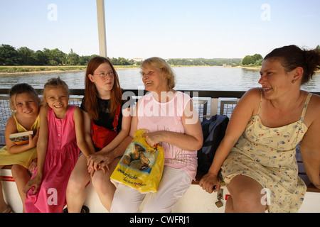 Oma mit Tochter und Enkel auf einer Fähre in Dresden Stockfoto