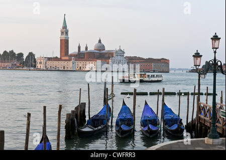 Wasser-Bus am Canal Grande bei Sonnenaufgang, Venedig, Italien. Stockfoto