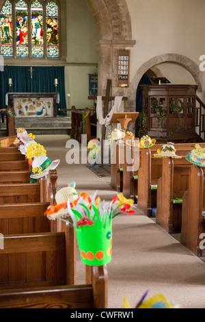 Str. Marys Kirche Upavon Ostern Motorhaube display Stockfoto