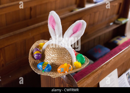 Str. Marys Kirche Upavon Ostern Motorhaube display Stockfoto