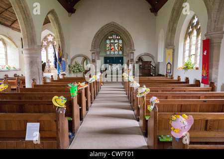 Str. Marys Kirche Upavon Ostern Motorhaube display Stockfoto