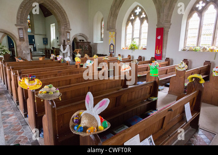 Str. Marys Kirche Upavon Ostern Motorhaube display Stockfoto