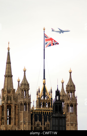 Anschluß-Markierungsfahne und British-Airways-Maschine über das Parlament Stockfoto