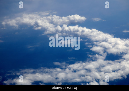 Blick aus dem Flugzeug Fenster von Cumulus-Wolken Stockfoto