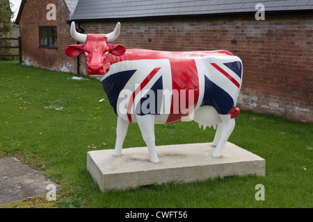 Cow Parade wie Kuh. Fast lebensgroß mit union Jack-Jack aufgemalt. Hofladen in der Nähe von Ludgershall, Wiltshire. Stockfoto