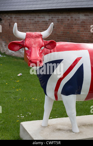 Cow Parade wie Kuh. Fast lebensgroß mit union Jack-Jack aufgemalt. Hofladen in der Nähe von Ludgershall, Wiltshire. Stockfoto