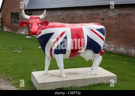 Cow Parade wie Kuh. Fast lebensgroß mit union Jack-Jack aufgemalt. Hofladen in der Nähe von Ludgershall, Wiltshire. Stockfoto