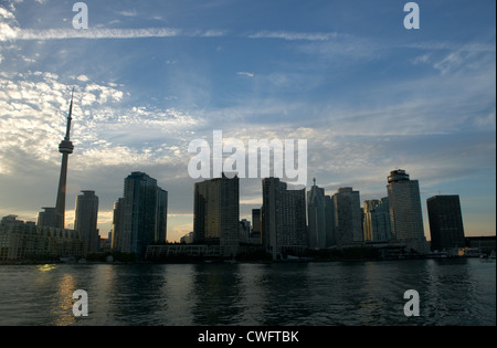 Toronto - Skyline mit Wolkenkratzern und den CN Tower im Gegenlicht Stockfoto