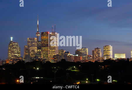 Toronto - Blick auf die Skyline mit Wolkenkratzern und der CN Tower in der Nacht Stockfoto