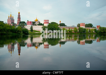 Sehen Sie am frühen Morgen Moskau Novodevichiy Kloster in Russland. Stockfoto