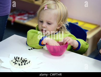 Einjährige Baby Mädchen an einer Montessory-Gruppe. Stockfoto