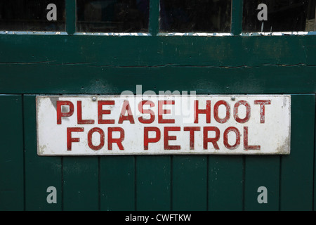 "Bitte für Benzin Gejohle" alte Zeichen an der Tankstelle in Rural Life Museum in Farnham, England Stockfoto