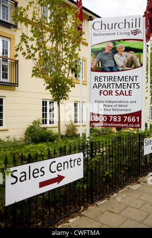 Werbung & Neubau / bauen Ruhestand lebenden Appartementhaus / Wohnungen für den Verkauf an Rentner Senioren senior alt. UK Stockfoto