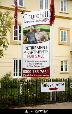Für Verkauf Zeichen und Werbung Board & neue Build/Gebäude Ruhestand living Apartment Block/Apartments zum Verkauf an Pensionierte OAP Senior alte Leute GROSSBRITANNIEN Stockfoto