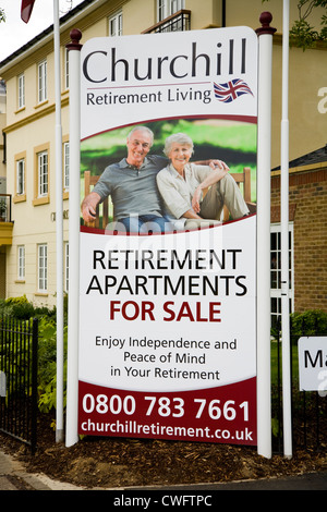 Für Verkauf Zeichen und Werbung Board & neue Build/Gebäude Ruhestand living Apartment Block/Apartments zum Verkauf an Pensionierte OAP Senior alte Leute GROSSBRITANNIEN Stockfoto