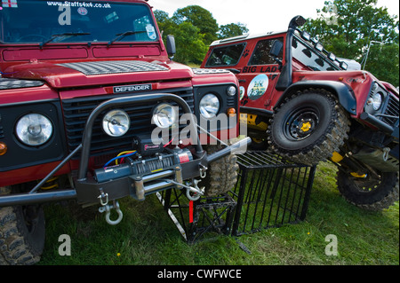 Stark modifiziert 4 x 4 Land Rover Defender 90 für extreme Offroad an der jährlichen Eastnor Land Rover zeigen Herefordshire England UK Stockfoto